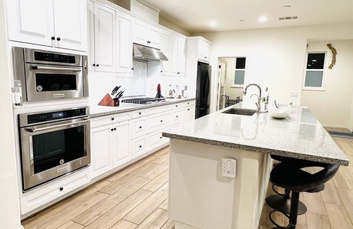 Santa Barbara House | Luxury Home with Community Pool Spa 5 Mins to UCSB