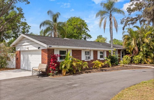 Kissimmee House | Luxury Home, Workspace, Movie Room and BBQ
