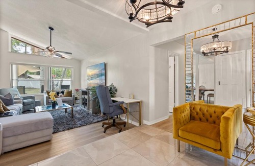 Kissimmee House | Luxury Home, Workspace, Movie Room and BBQ