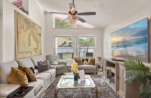 Kissimmee House | Luxury Home, Workspace, Movie Room and BBQ