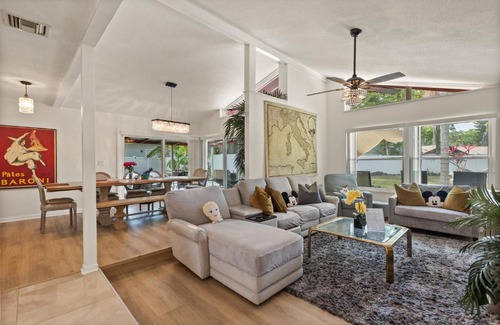 Kissimmee House | Luxury Home, Workspace, Movie Room and BBQ