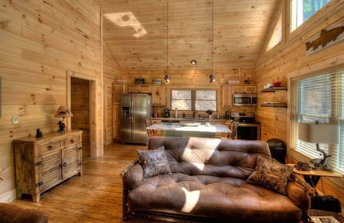 Bryson City Cabin | Luxury Honeymoon Suite-10 min from Smoky Mtn Railway & NOC