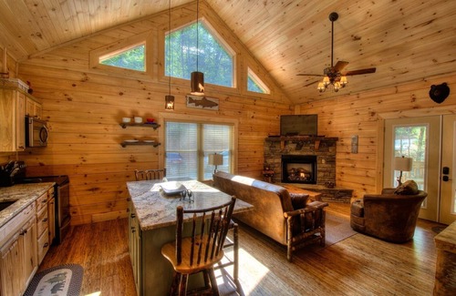 Bryson City Cabin | Luxury Honeymoon Suite-10 min from Smoky Mtn Railway & NOC