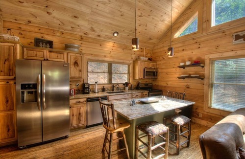 Bryson City Cabin | Luxury Honeymoon Suite-10 min from Smoky Mtn Railway & NOC