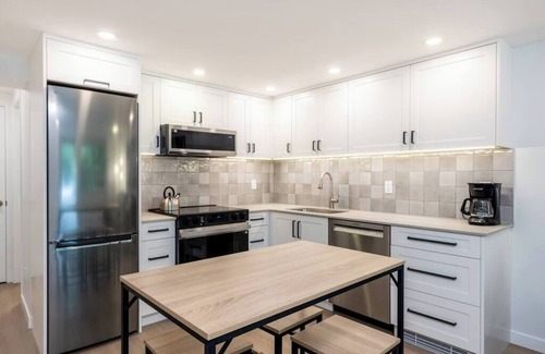 Horseshoe Bay House | Luxury Horseshoe Bay Walking Distance to Ferry