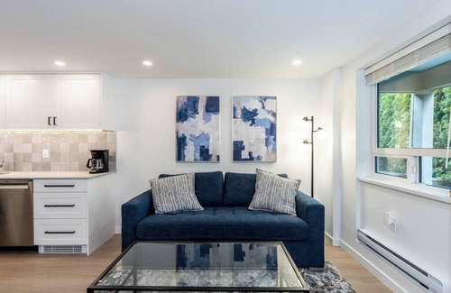 Horseshoe Bay House | Luxury Horseshoe Bay Walking Distance to Ferry
