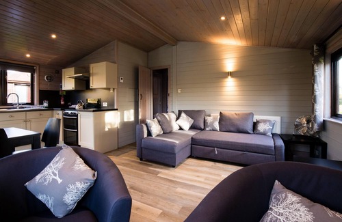 Dilton Marsh Apartment | Luxury Hot Tub Lakeside Lodge AVOCET With Hot Tub Near Longleat