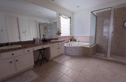 George Bush Park/Eldridge Villa | Luxury House/1 bedroom/1.5 Pvt Master Bathroom