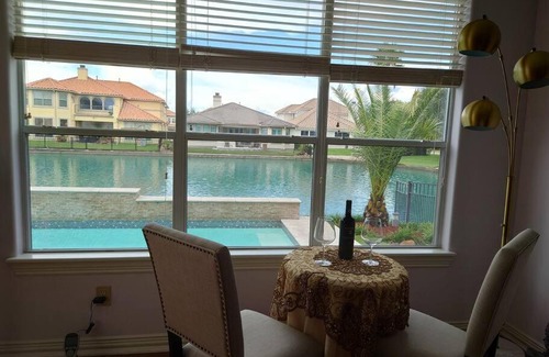 George Bush Park/Eldridge Villa | Luxury House/1 bedroom/1.5 Pvt Master Bathroom