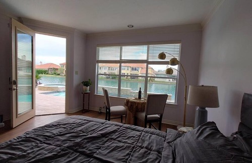 George Bush Park/Eldridge Villa | Luxury House/1 bedroom/1.5 Pvt Master Bathroom