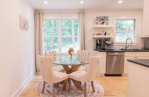 Barracks Rugby House | Luxury house 3 mins from UVA - Close to JPJ Arena