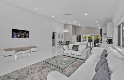 North Bay Village Apartment | Luxury House 4 beds heated Pool w Jaccuzzi