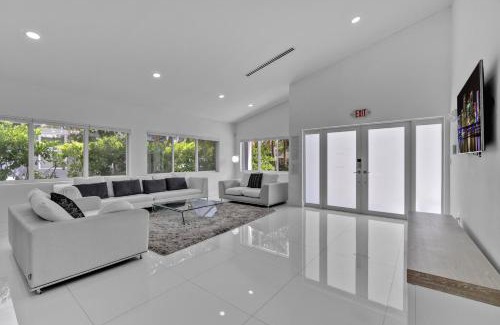 North Bay Village Apartment | Luxury House 4 beds heated Pool w Jaccuzzi