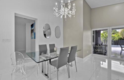 North Bay Village Apartment | Luxury House 4 beds heated Pool w Jaccuzzi