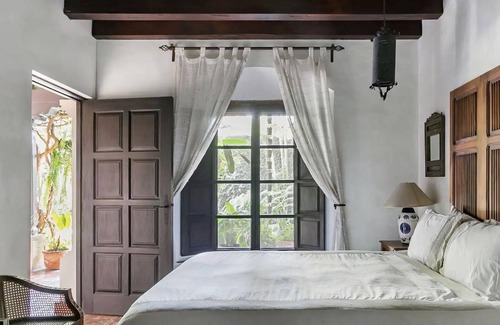 Santa Ana House | Luxury House For Large Group With Rooftop Jacuzzi