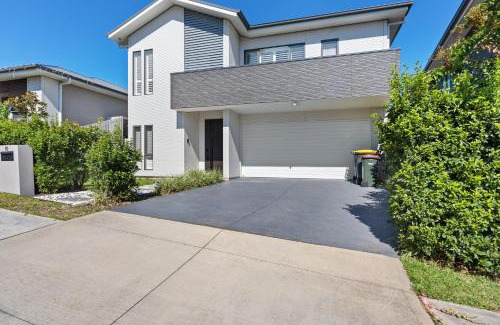 Gledswood Hills House | luxury house near golf courses! Free wifi & Netflix