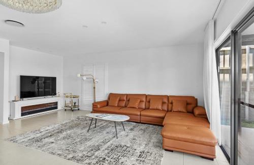 Gledswood Hills House | luxury house near golf courses! Free wifi & Netflix