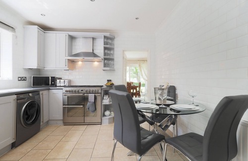 Hythe House | Luxury House Overlooking Town & Sea