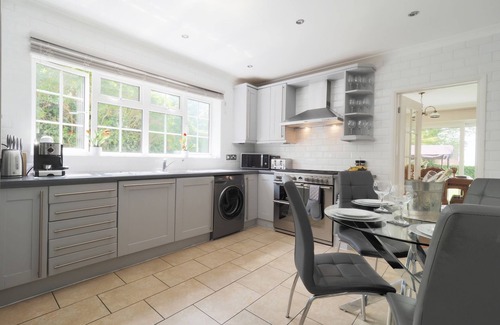 Hythe House | Luxury House Overlooking Town & Sea