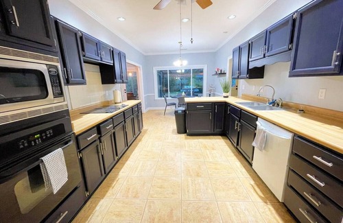Ellendale House | Luxury House Perfect for Family WKND! Game room!
