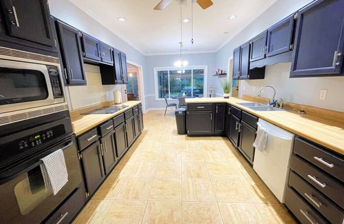 Ellendale House | Luxury House Perfect for Family WKND! Game room!
