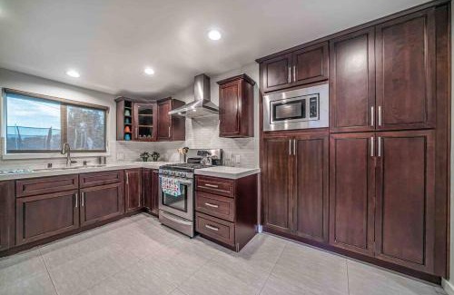 Valley Glen House | Luxury house pool & Spa 10 mins from Hollywood & Universal Studios