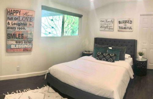 Valley Glen House | Luxury house pool & Spa 10 mins from Hollywood & Universal Studios