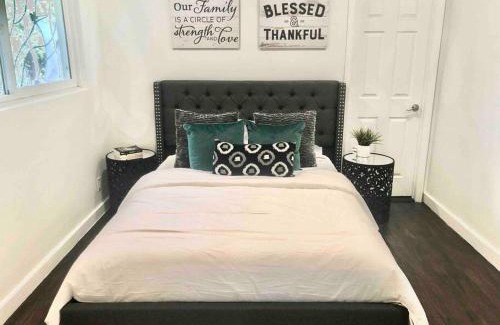 Valley Glen House | Luxury house pool & Spa 10 mins from Hollywood & Universal Studios