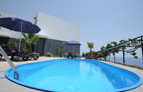 Arco da Calheta House | Luxury-House-Sea view-Ensuite with Shower-Casa Nenufar