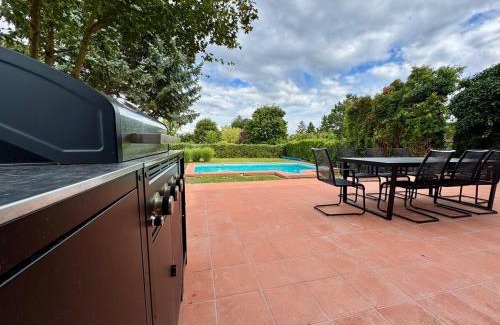 Kalksburg Apartment | Luxury House with Pool, Garden, AC & Sauna