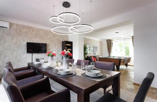 Kalksburg Apartment | Luxury House with Pool, Garden, AC & Sauna