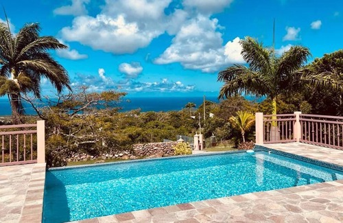 Pond Hill Villa | Luxury house with infinity pool