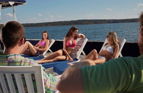 Higden Boat Rental | Luxury houseboat on beautiful Greers Ferry Lake at Lacey's Narrows Marina