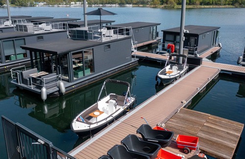Middelaar Boat Rental | Luxury Houseboat on the Lake Mooker