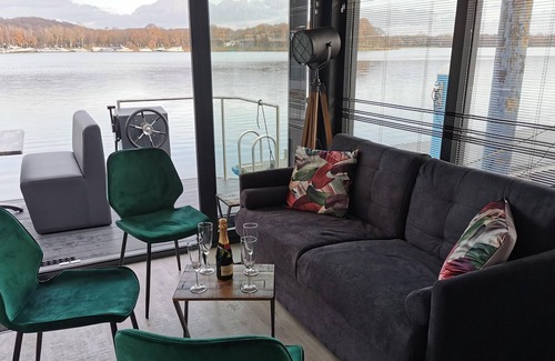 Middelaar Boat Rental | Luxury Houseboat on the Mookerplas
