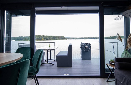 Middelaar Boat Rental | Luxury Houseboat on the Mookerplas