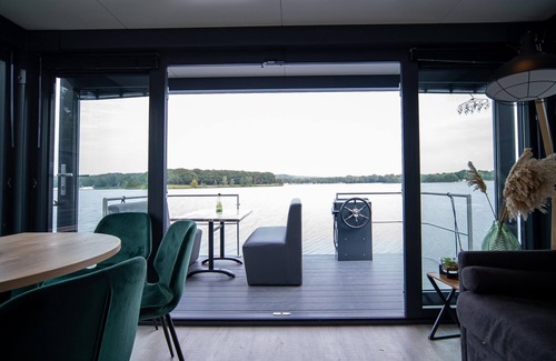 Middelaar Boat Rental | Luxury houseboat with beautiful views