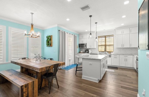 Courier City - Oscawana House | Luxury Hyde Park 3BR Retreat ☀️ Shuffleboard & Soaking Tub 🌴 Family Friendly