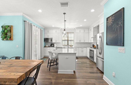 Courier City - Oscawana House | Luxury Hyde Park 3BR Retreat ☀️ Shuffleboard & Soaking Tub 🌴 Family Friendly