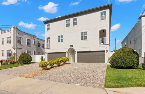 Courier City - Oscawana House | Luxury Hyde Park 3BR Retreat ☀️ Shuffleboard & Soaking Tub 🌴 Family Friendly