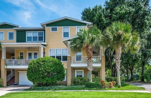 Courier City - Oscawana House | Luxury Hyde Park Townhome- WALK TO RESTAURANTS/BARS