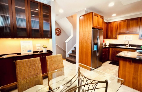 Eastlake House | Luxury! Iconic downtown VIEWS! Space Needle, Lake Union, Olympic Mtns!