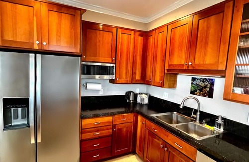Eastlake House | Luxury! Iconic downtown VIEWS! Space Needle, Lake Union, Olympic Mtns!