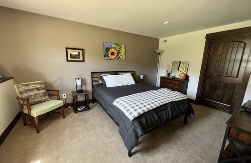 The Dalles House | Luxury idyllic guesthouse w/Mt Hood views, patio w/gas fire-pit, and gardens!