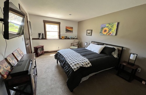 The Dalles House | Luxury idyllic guesthouse w/Mt Hood views, patio w/gas fire-pit, and gardens!