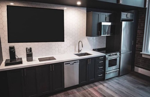 Barrie Apartment | Luxury Industrial Loft-King Bed-17ft Ceilings