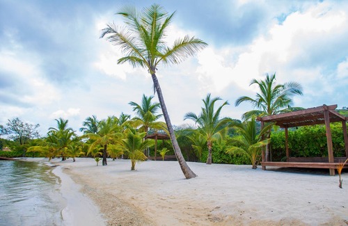 Pristine Bay House | Luxury island getaway with beach and kayaks - Casa Atlas