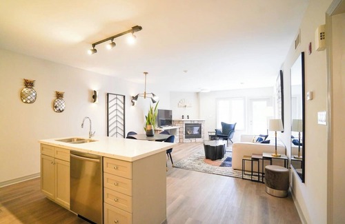 Oro-Medonte Apartment | Luxury Jacuzzi Suite-Full Kitchen