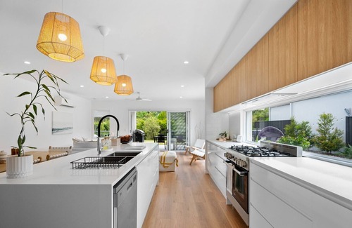 Banksia Beach Apartment | Luxury Kangaroo View