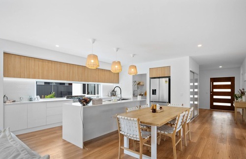 Banksia Beach Apartment | Luxury Kangaroo View